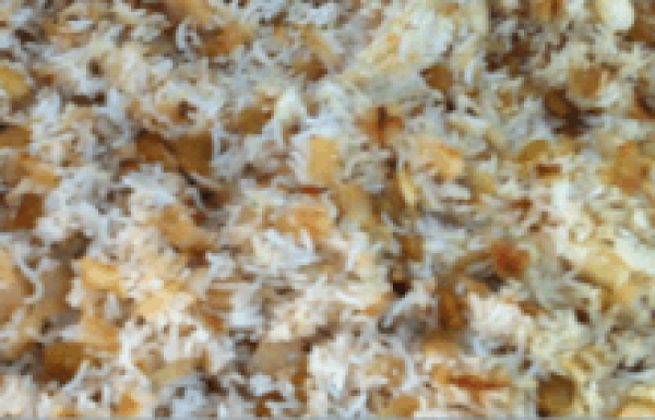 אורז עם שקדים וצימוקים עם בצל מקורמל בתנור