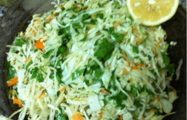 סלט כרוב מרענן ועשיר בתיבול לימוני