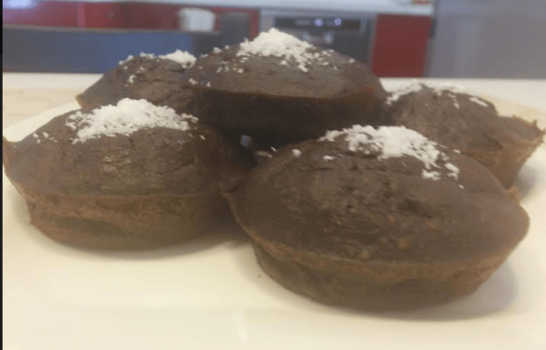 מאפינס קקאו ובננות עם שבבי קוקוס