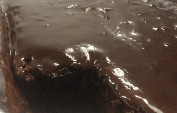 עוגת שוקולד של פעם עשירה ועסיסית