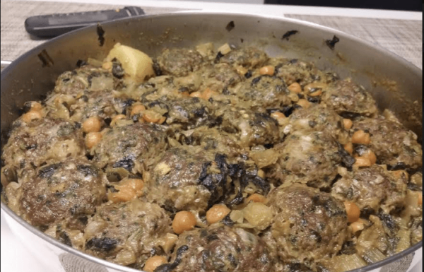 קציצות ברוטב עלי מנגולד וגרגרי חומוס