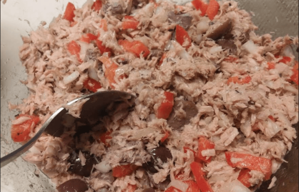 סלט טונה וירקות טעים ומפנק