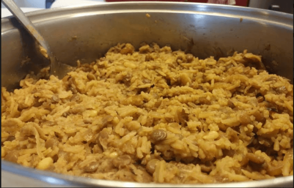 מג'דרה אורז ועדשים ירוקות וצנובר