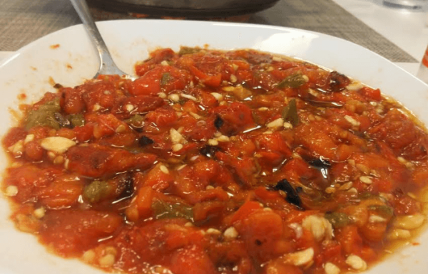 סלט עגבניות ופלפלים קלויים על האש, מעדן