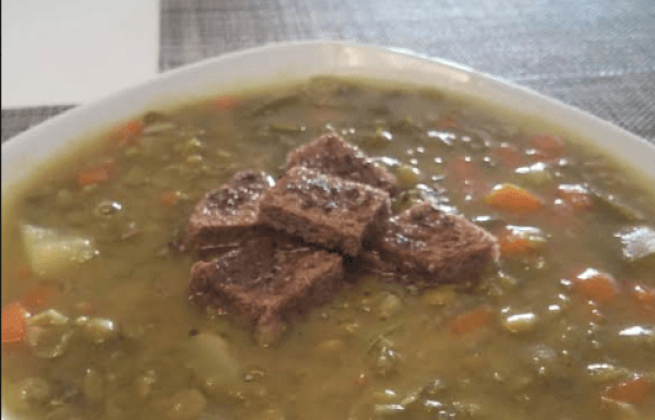 מרק אפונה יבשה וירקות שורש