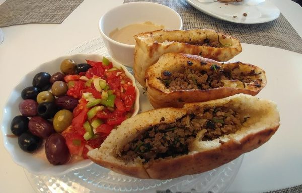 עראיס פיתה ממולאת בתערובת בשר טחון מתובל