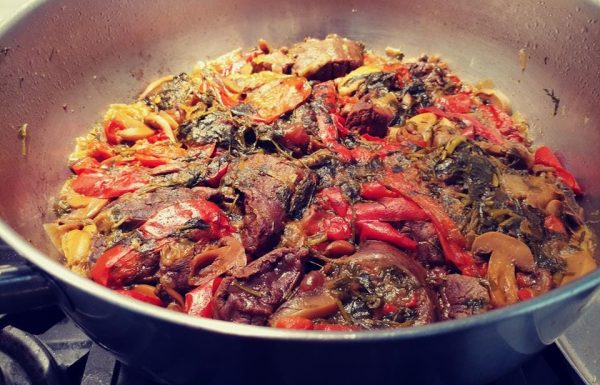 צלי בשר עם כורכום פטריות ועשבי תיבול